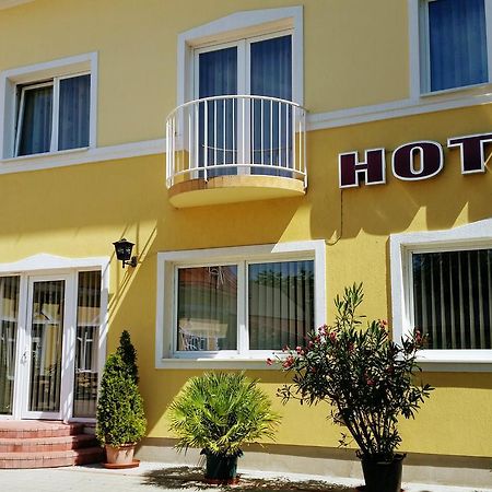Hotel Soermester Szarvas Bagian luar foto