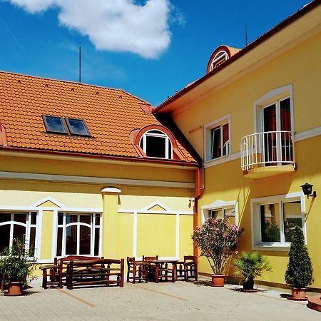 Hotel Soermester Szarvas Bagian luar foto