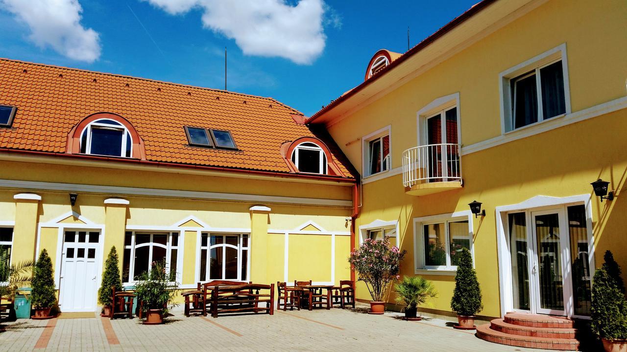 Hotel Soermester Szarvas Bagian luar foto