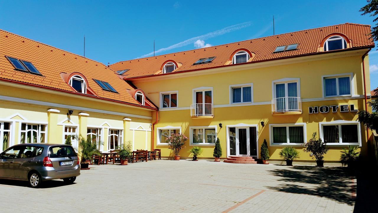 Hotel Soermester Szarvas Bagian luar foto