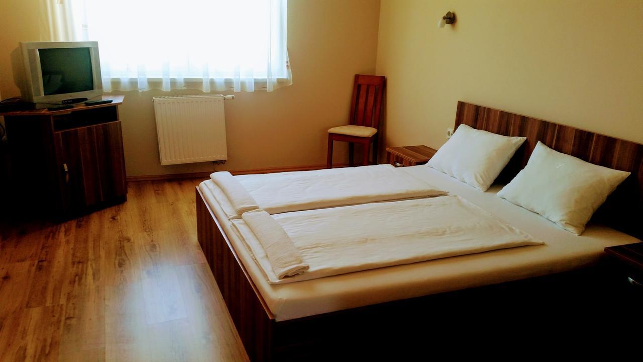 Hotel Soermester Szarvas Bagian luar foto