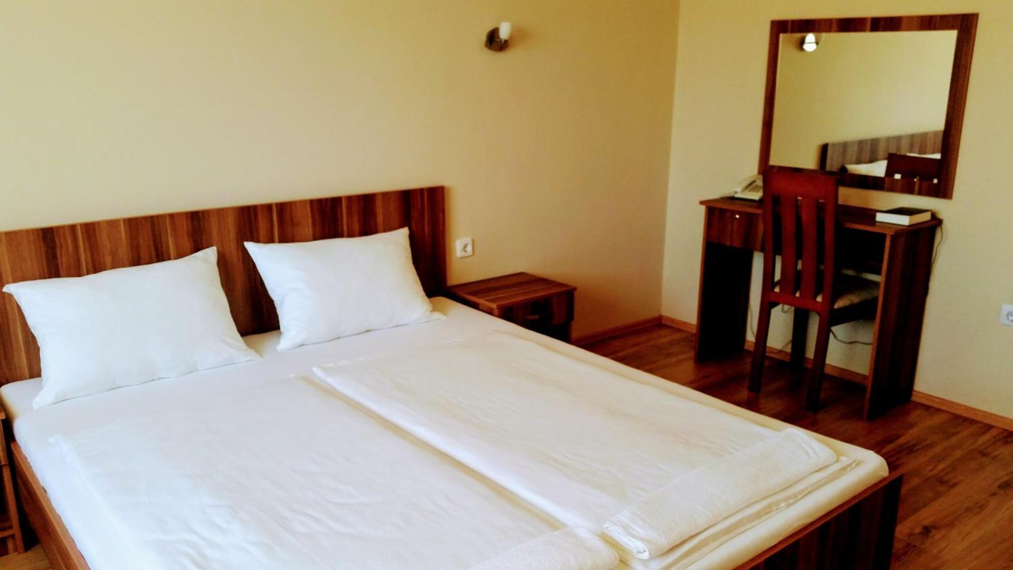 Hotel Soermester Szarvas Bagian luar foto