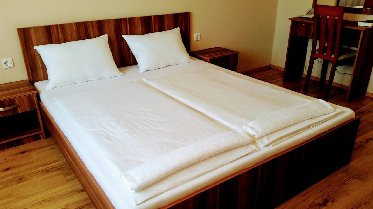 Hotel Soermester Szarvas Bagian luar foto