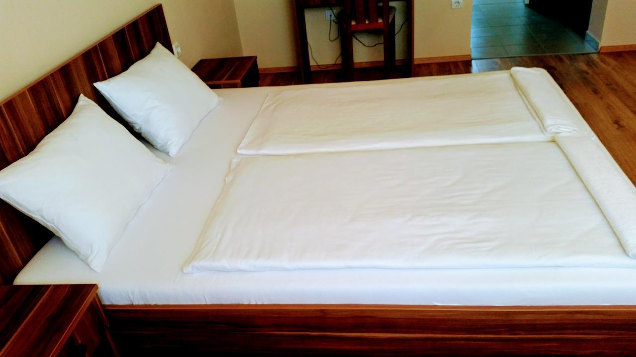 Hotel Soermester Szarvas Bagian luar foto