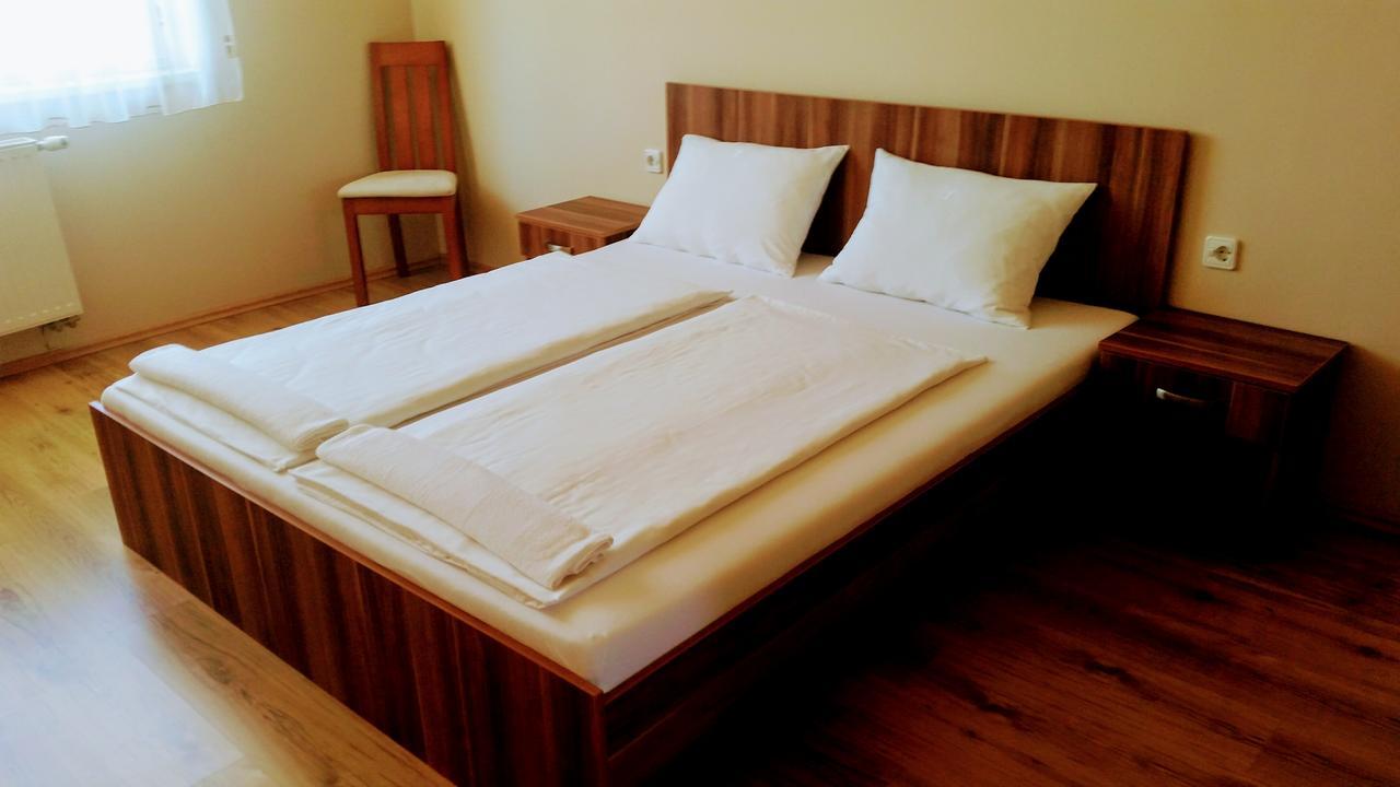 Hotel Soermester Szarvas Bagian luar foto